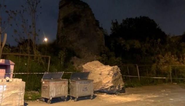 Depremde Fatih Surları'ndan kopan parça yola düştü